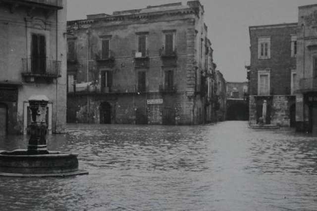 Piazze sommerse, strade distrutte: la storia delle alluvioni che colpirono Bari negli anni 50